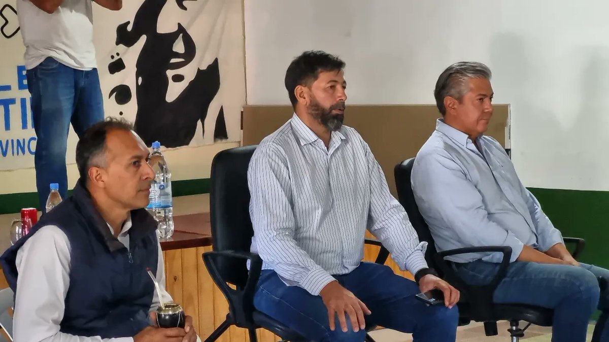 JuanMarceloZu's tweet photo. Con @Rolo_Figueroa y Carlos Parsons, tuvimos una charla abierta con la comunidad de #Senillosa
¡Gracias a todos y todas por recibirnos! El 16 de abril cortemos con las injusticias 💪
#neuquinizate con la #Lista41
#RoloGobernador2023
@nogueiranqn @lorebarabini @soledezapala https://t.co/RsetKtwjfm