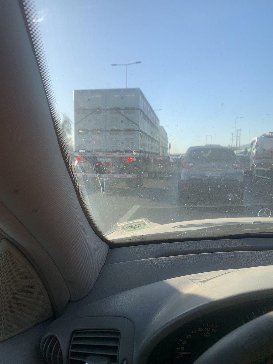 Brillix's tweet photo. @Autop_Aconcagua @globalvia 
Que horrorrrrrrrrrr!!!! Pagamos TAG todos los días y los días previos nos demoramos más 30 minutos en 9 kilómetros😡😡😡😡😡
Desde el kilómetro 23 al 34,5 un desastres….construyen tremendas carreteras de 4 pistas que finalmente terminan en 2 pistas🤬 https://t.co/eJwP0idL0U