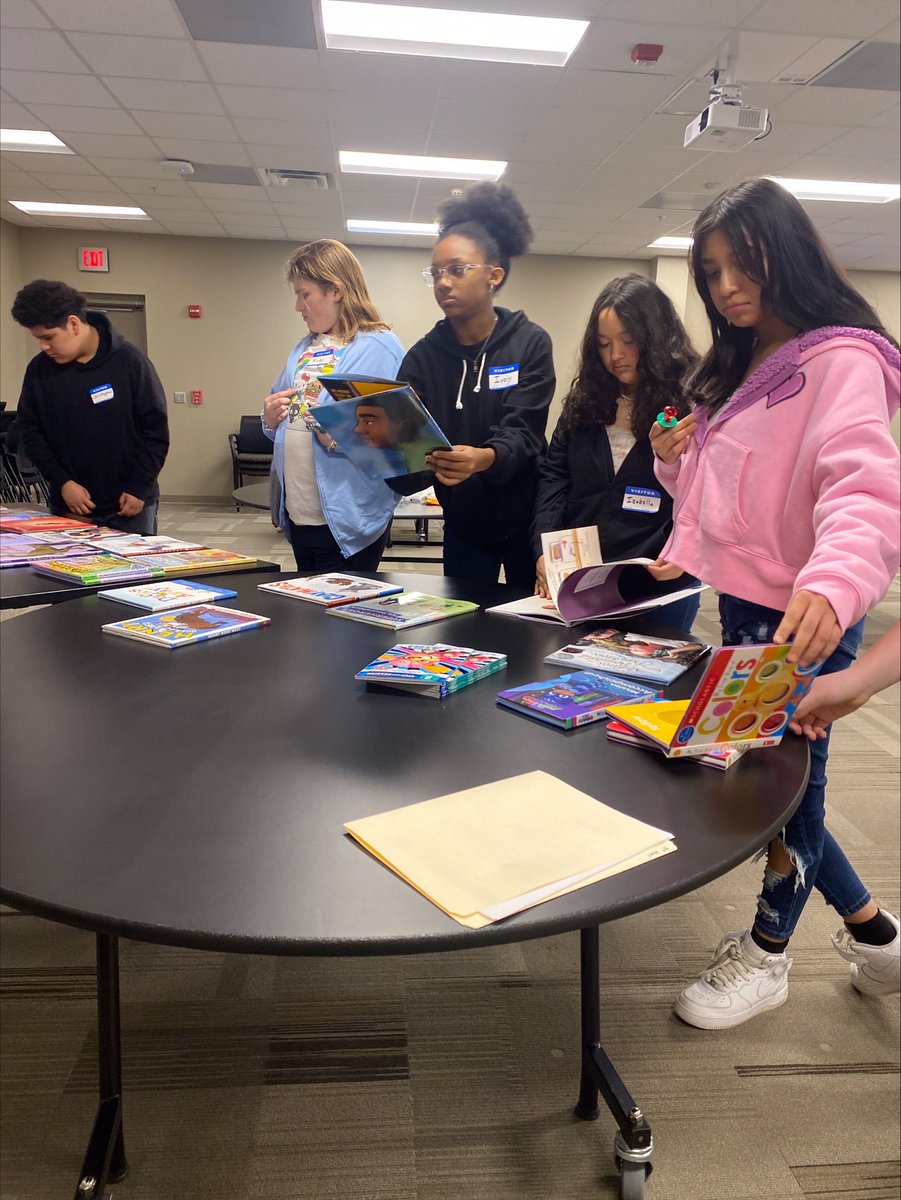 FWCommSchools's tweet photo. Even though we're on Spring Break this week our Family &amp; Community Engagement Center was busy hosting middle schoolers from the district for classes in babysitting and yoga. A cooking class was also scheduled, but was cancelled due to the weather yesterday. #SpringBreakLearning https://t.co/aJTpzE6yoz