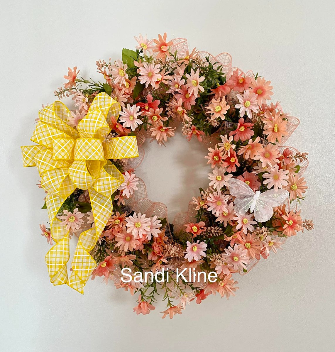 CreekUnique's tweet image. Adding a touch of sunshine to your day with this beautiful floral wreath made by the talented Sandi Kline!🌞🌸

📹 Wondering how to get started? Subscribe to our #MakeitlikeLaurie replays on YouTube👇
go.uniqueinthecreek.com/youtube

 #springdecorating #springdecor #wreath #DIY