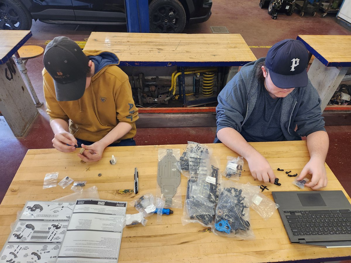 STEAMRC_TVDSB's tweet photo. Team Associated buggy builds are in full swing @ Parkside CI. Getting ready for the SHSM Showdown. https://t.co/Hq33CoEi1t