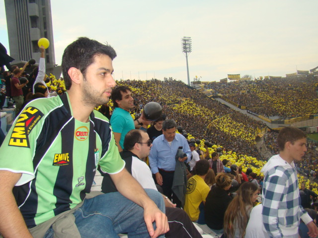 RamonRamones22's tweet photo. Tbt desse, clássico Penarol X Nacional  em 2012. Máximo respeito pelos carboneros, nome que se origina do fato de  serem ferroviários, responsáveis por abastecer os trens de carvão. https://t.co/9xBehTIzEt