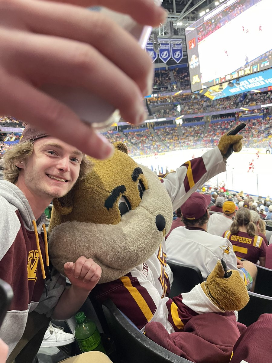 _hunterdan_'s tweet photo. #frozenfour GOLDY! https://t.co/q5rqZutQag