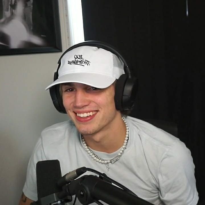 amigaria/namoraria comigo?

nome: lorenzo
apelido: lolo, loló, lo, enzo
idade: 20
mbti: entp-t
sexualidade: bissexual
aniversário: 16/04