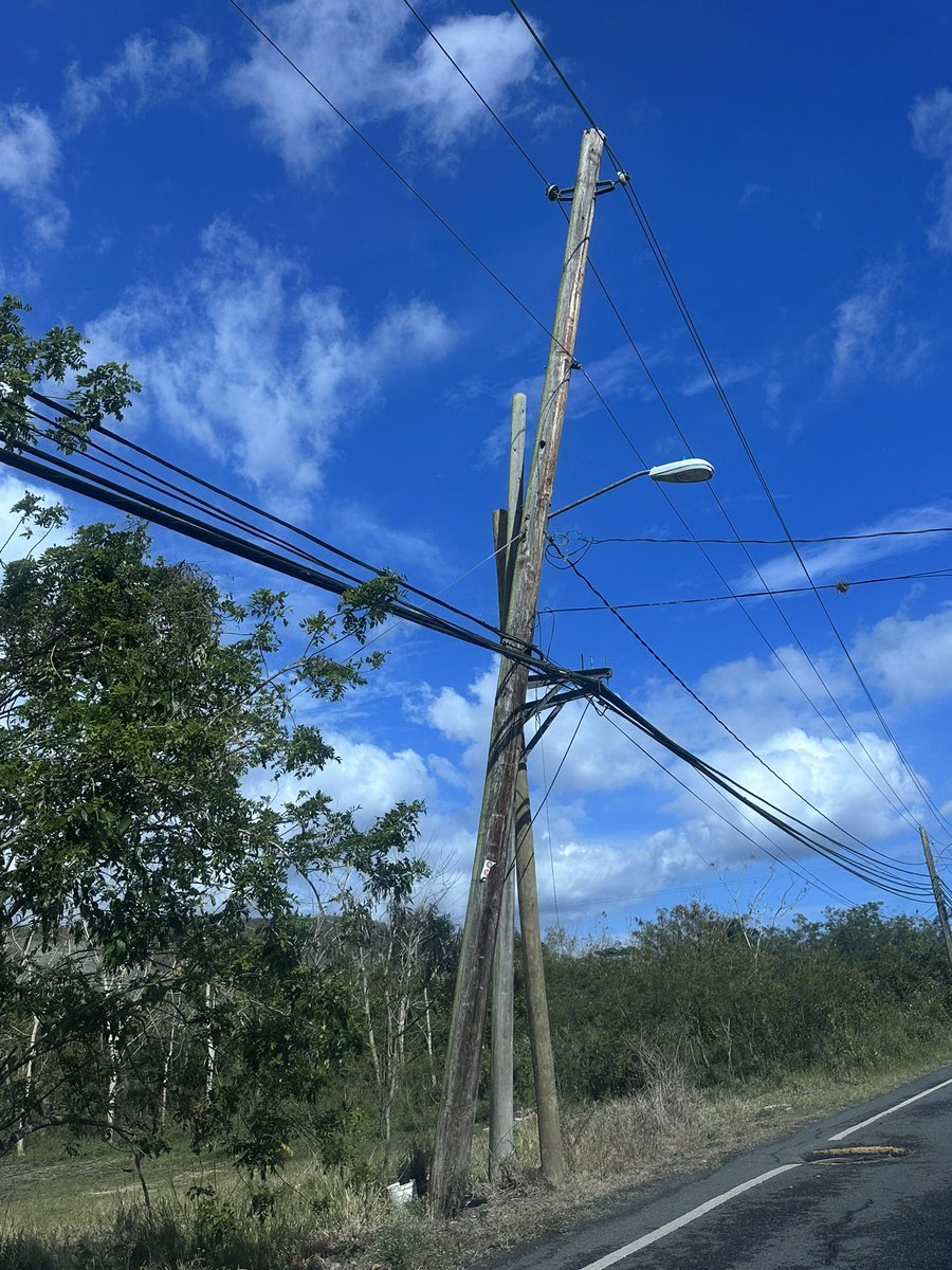 LAYANKEE's tweet photo. Carr 368!AbandonoTotal ese tiene Remiendo! DesdeMaria! Y cualquier brisa o aguacero SE VA LA LUZ!! En #CasperTown #SabanaHambre @lumaenergypr desde esta mañana sin luz! Ayer llegue del trabajo y tambien sin luz! Llego 9pm hora de yo dormir! Ombe!@lafortalezadepr fiscalizacion SG https://t.co/LCtmA18Pog