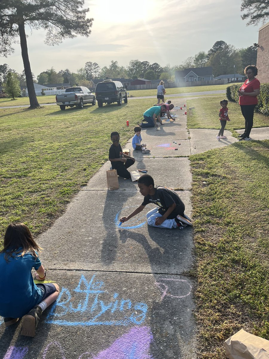 EFES_Proud's tweet photo. EFES PTA is sponsoring a Chalk the Walk and Dance Glow Party now!! What a beautiful evening and way for the EFES Community to show their artistic side! #Prideoftheherd #SPSBuildingachievers https://t.co/GAfyYFxb97