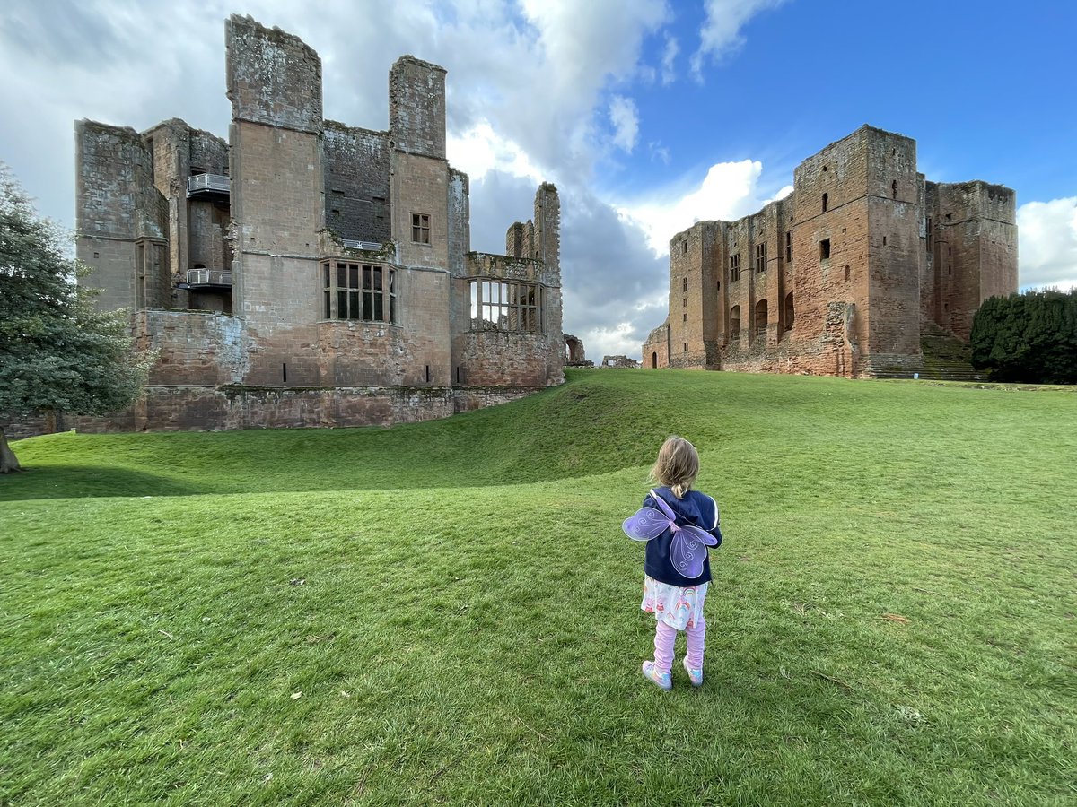 Egg hunting at Kenilworth castle #castles #Easter2023 #EggHunt2023 #kenilworthcastle
