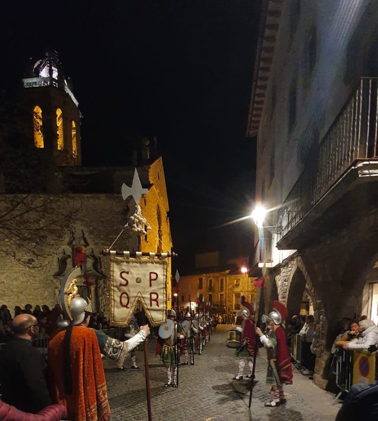 AjMoia's tweet photo. 📢 Com cada Dijous Sant hem tornat a gaudir de les tradicionals evolucions dels #Armats a la plaça Major de #Moià.

👉 Una tradició amb més de 200 anys d'història!

#Moià #Moianès #SetmanaSanta2023 #Armats #Processó https://t.co/0fk4ANCCTu