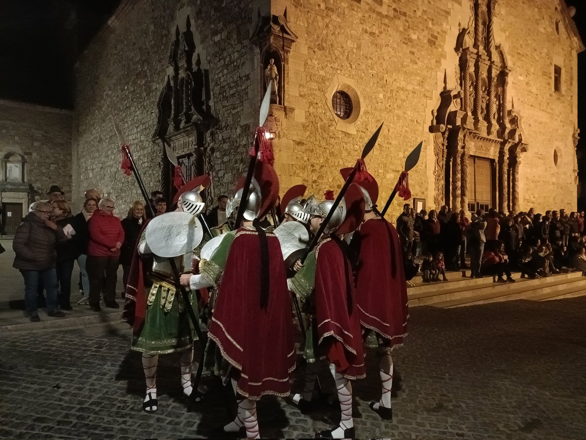 AjMoia's tweet photo. 📢 Com cada Dijous Sant hem tornat a gaudir de les tradicionals evolucions dels #Armats a la plaça Major de #Moià.

👉 Una tradició amb més de 200 anys d'història!

#Moià #Moianès #SetmanaSanta2023 #Armats #Processó https://t.co/0fk4ANCCTu