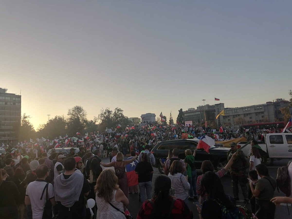 Francis25830521's tweet photo. Pucha que se ve linda la Plaza Baquedano cuando hay gente que no quema, no roba, ni saquéa, eso sí es dignidad. 

#ChileNoCaerá https://t.co/0Gfyy41Yxr