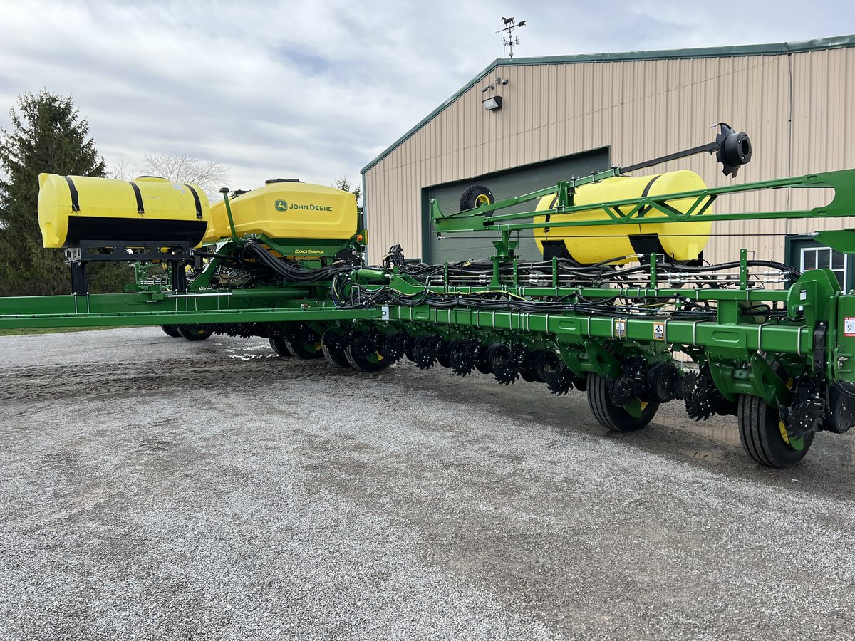 Moser_Farms's tweet photo. Liquishift/Sentinel  @SurePointAg  and Exact Rate  @JohnDeere  are going to make a mean combo for this planter! Fired it up for the first time today and no leaks 👍🏼 Hope to hit the fields soon to put it to work! Been a fun project! #plant23 #Exactemerge #exactrate @ohiofarmgrl https://t.co/2zvSu36mxV