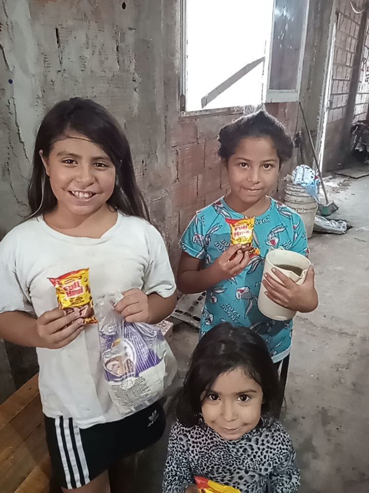 CNP25DEMAYO's tweet photo. Entregando huevos de Pascuas en el merendero en Independencia @CNP25DEMAYO https://t.co/zudaTeidRa