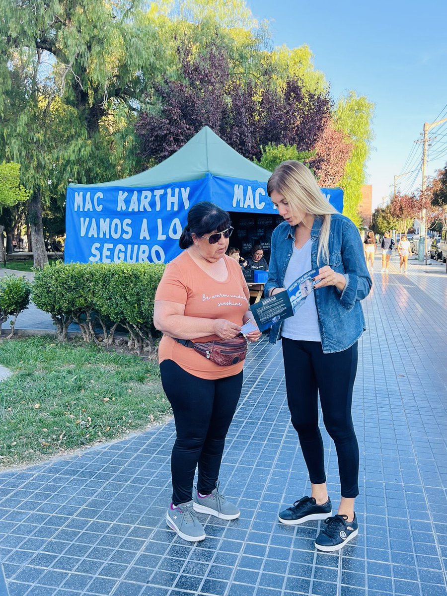 Florpapaiani's tweet photo. Tarde en la plaza charlando con vecinos que se acercan a conocer nuestras propuestas. Hay un gran clima y no es solo por el día soleado!! 😜

#TrelewsTienesSolucion https://t.co/7VFCdVQs6p