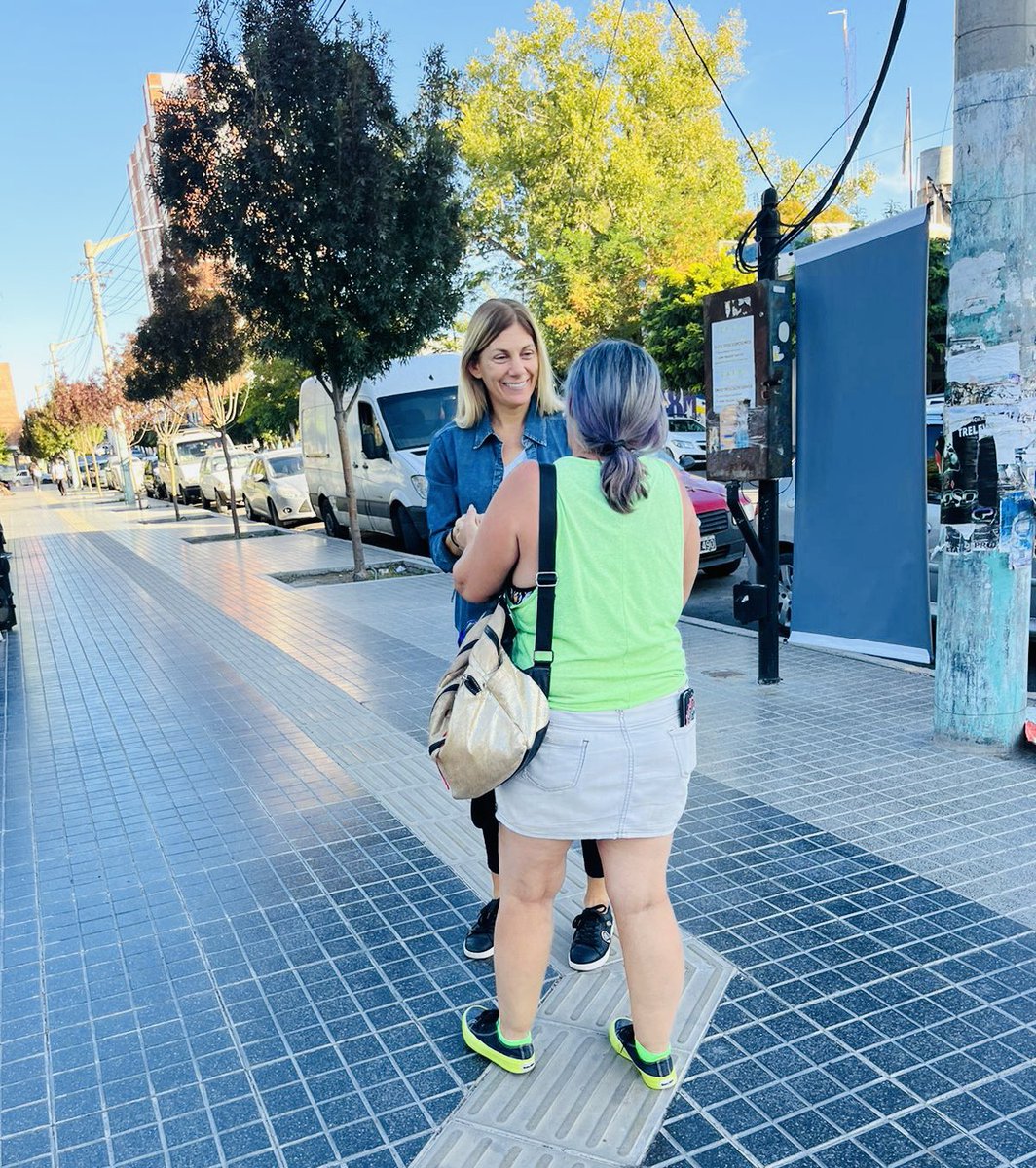 Florpapaiani's tweet photo. Tarde en la plaza charlando con vecinos que se acercan a conocer nuestras propuestas. Hay un gran clima y no es solo por el día soleado!! 😜

#TrelewsTienesSolucion https://t.co/7VFCdVQs6p