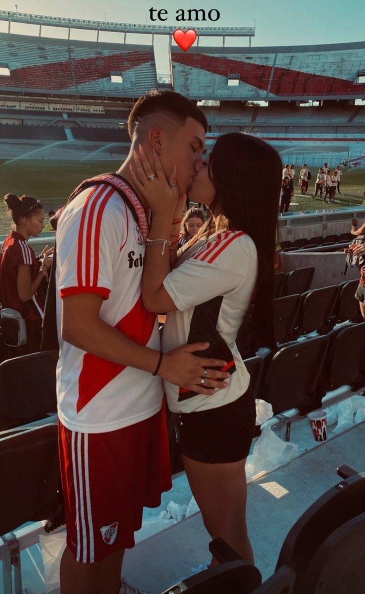 - Anoche soñé con vos...
- ¿Qué soñaste?
- No me acuerdo...
