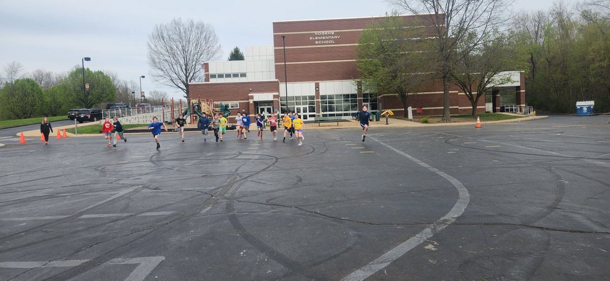 Principal_RES's tweet image. The first practice of the RRC was an absolute success. We have 29 scholar-athletes participating and today we focused on endurance and pace. I’m very fortunate to get to work with such a great group. @MehlvilleSD, @RogersElem