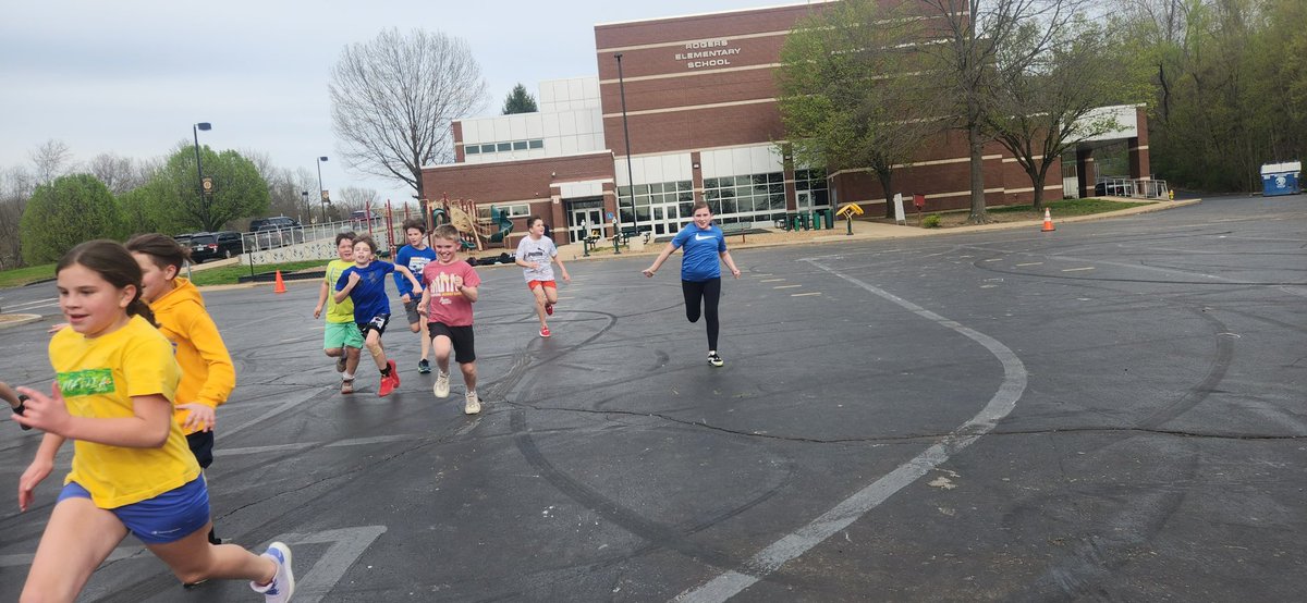 Principal_RES's tweet image. The first practice of the RRC was an absolute success. We have 29 scholar-athletes participating and today we focused on endurance and pace. I’m very fortunate to get to work with such a great group. @MehlvilleSD, @RogersElem