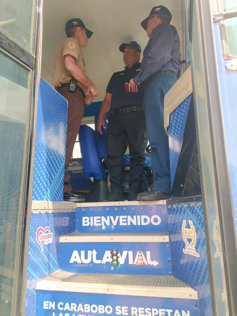 BTT_Carabobo's tweet image. Activa El Aula Vial Peaje la Entrada, a Cargo del Comisario Vargas P de @poli_carabobo en conjunto con el personal de @BTT_Carabobo , @Invest_vzlaofic  y @TransporteGobVe #Carabobo  impartieron Educación Vial a los usuarios de esta importante arteria  vial  
@oficial_intt