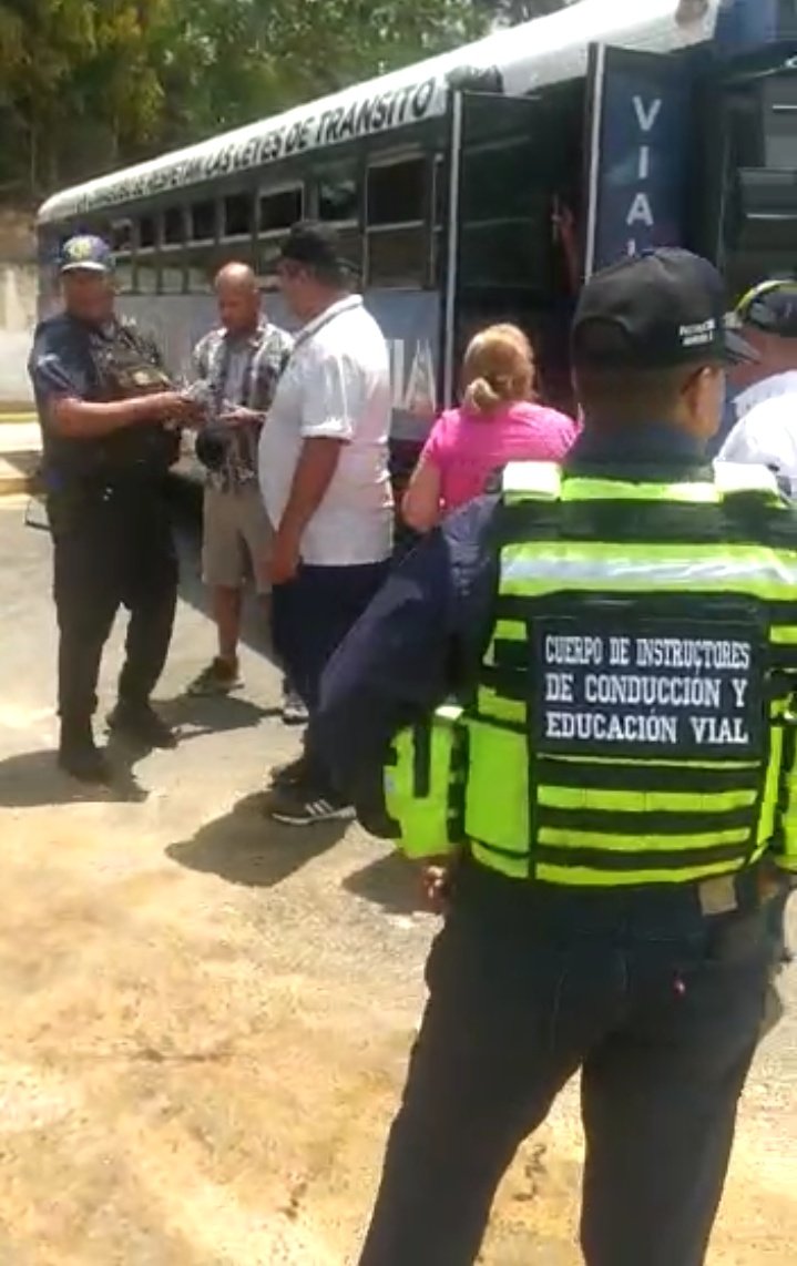 BTT_Carabobo's tweet image. Activa El Aula Vial Peaje la Entrada, a Cargo del Comisario Vargas P de @poli_carabobo en conjunto con el personal de @BTT_Carabobo , @Invest_vzlaofic  y @TransporteGobVe #Carabobo  impartieron Educación Vial a los usuarios de esta importante arteria  vial  
@oficial_intt