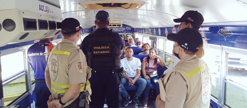 BTT_Carabobo's tweet image. Activa El Aula Vial Peaje la Entrada, a Cargo del Comisario Vargas P de @poli_carabobo en conjunto con el personal de @BTT_Carabobo , @Invest_vzlaofic  y @TransporteGobVe #Carabobo  impartieron Educación Vial a los usuarios de esta importante arteria  vial  
@oficial_intt