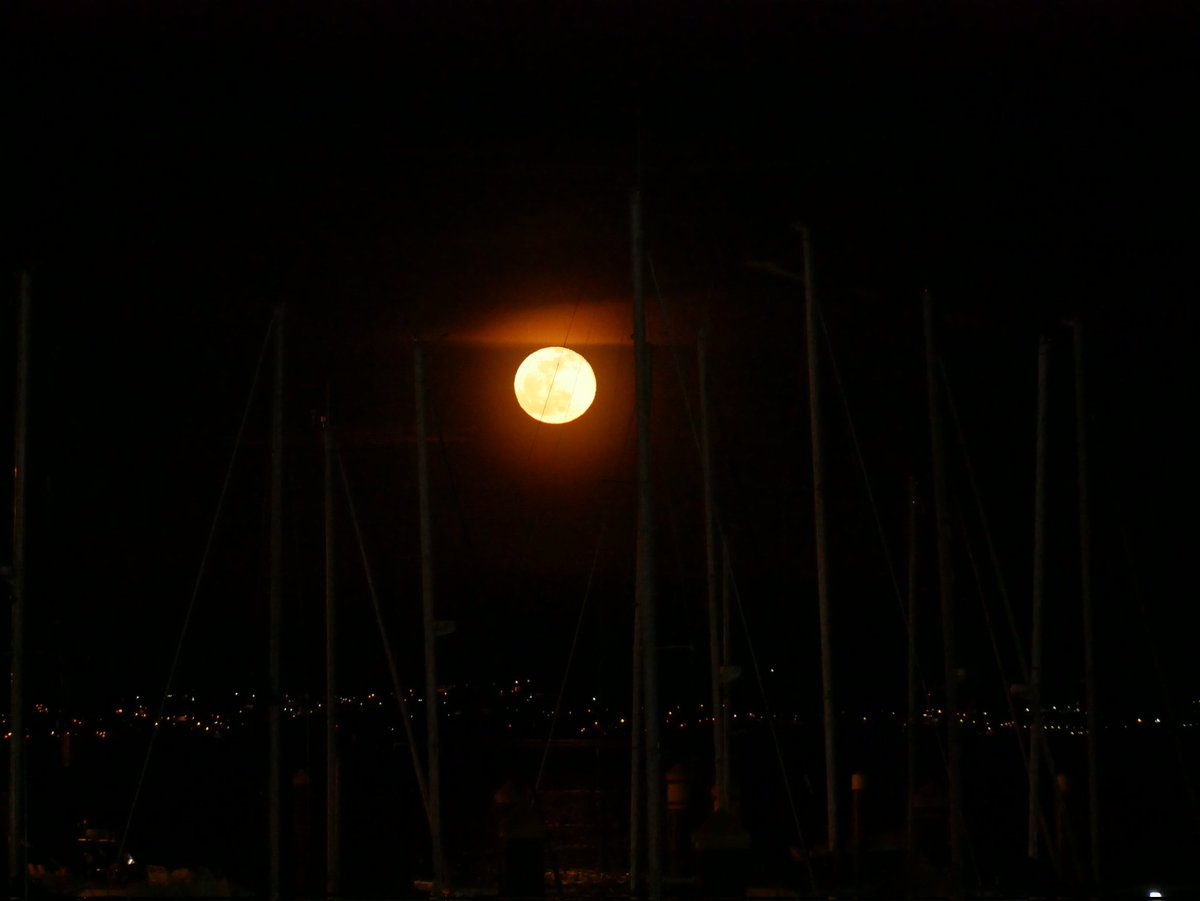 @Candidotw La luna sobre el náutico de @pobra  #pobradocaramiñal @OTempoTVG
