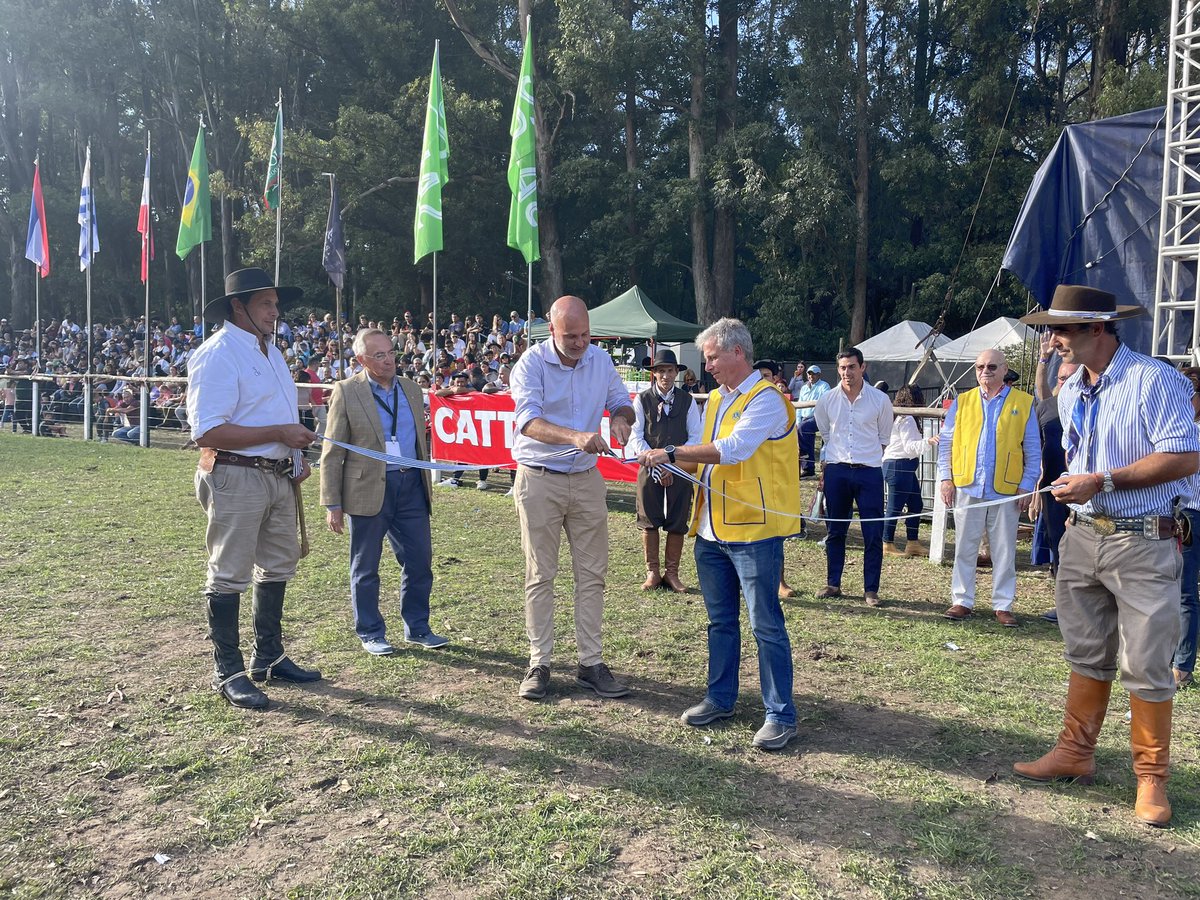 MunicipioPaso's tweet photo. 🐴 Criollas del Parque Roosevelt 🐎

Quedó inaugurada la edición número 42 de las criollas del Parque Roosevelt. 

Nuestra Alcaldesa Verónica Veiga recorrió junto al Secretario General de la @IdCanelones Francisco Legnani los distintos stands que están presentes en esta edición. https://t.co/DlIGS57lbz