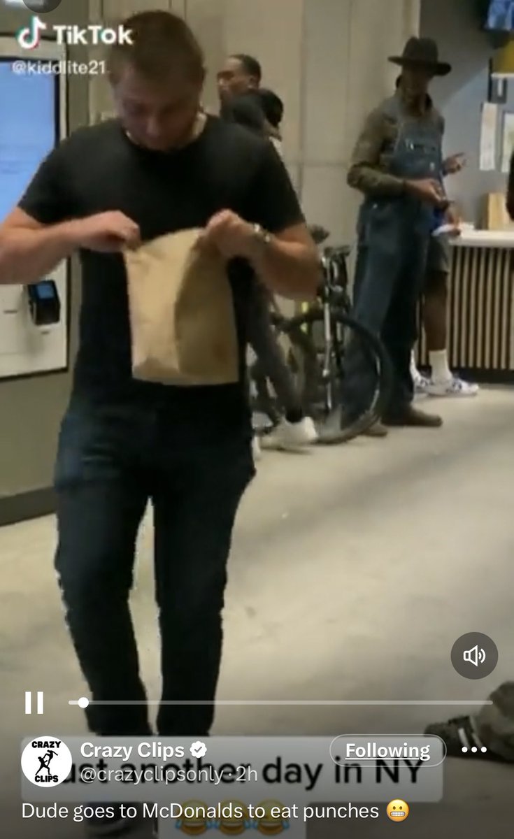 <a href="/crazyclipsonly/">Crazy Clips</a> Dude made sure he had his complete combo in the bag so that he wouldn’t have to go back into that circus 🤣🤣🤣🤣