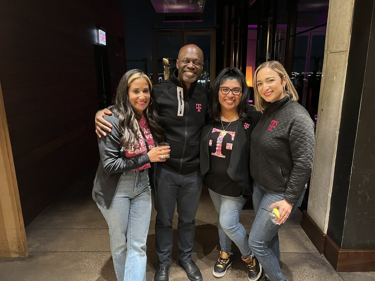 What a great week 💕💕= Maui🛬 Chicago … Two town halls … AND got to hang with some of my favorites!!  @WinstonAwadzi @JonFreier @shellalatulip @Taniabella32 @mariajimenezz4