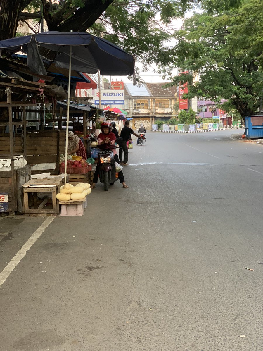 oniebabo's tweet photo. @Ppid_DishubMks mohon ditertibkan yang jualan di pa’baeng-baeng, gambar ini salah satu contoh yang membuat kemacetan di jl. Sultan Alauddin, jualan melebihi garis bahu jalan https://t.co/0ChEkGiAzQ