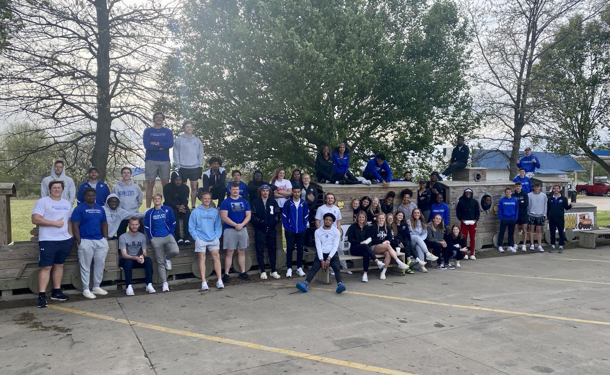 Coach_A_Martin's tweet image. Team Dinner at Lamberts! #HomeoftheThrowedRolls #ISUTF