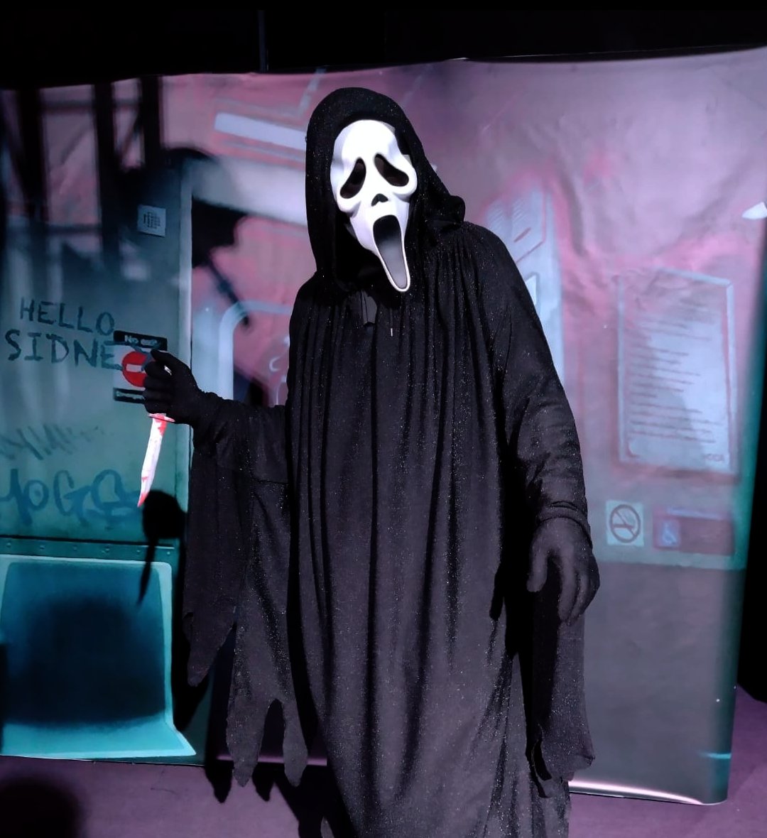 drkdrknss317's tweet photo. Queria compartir estas fotos que me saco mi novia en la #horrorxp haciendo cosplay de #Ghostface . Fui el ghostface de la atraccion scream. El disfraz lo hizo mi amigo https://t.co/T2BycotZCV . el me invito para formar parte de la atraccion https://t.co/JH14NZQTy5
