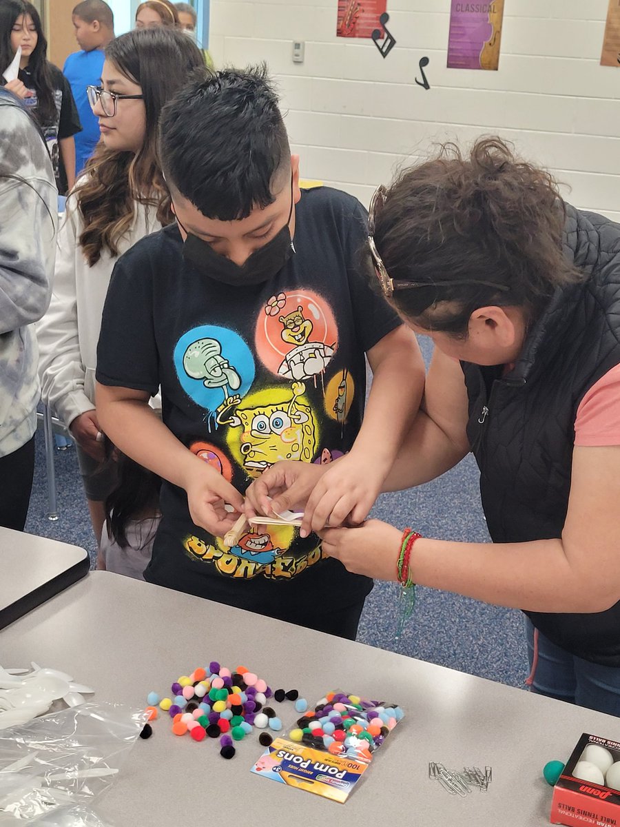 WillyDee07's tweet photo. @ClarkeBulldogs the teachers, students, AND parents are ALLLL in during Clarke Elementary's VERY  FIRST Science Night!!! @VanceCoSchools #BulldogExcellence #DukeEnergyScienceNight https://t.co/NZVtCnI8au