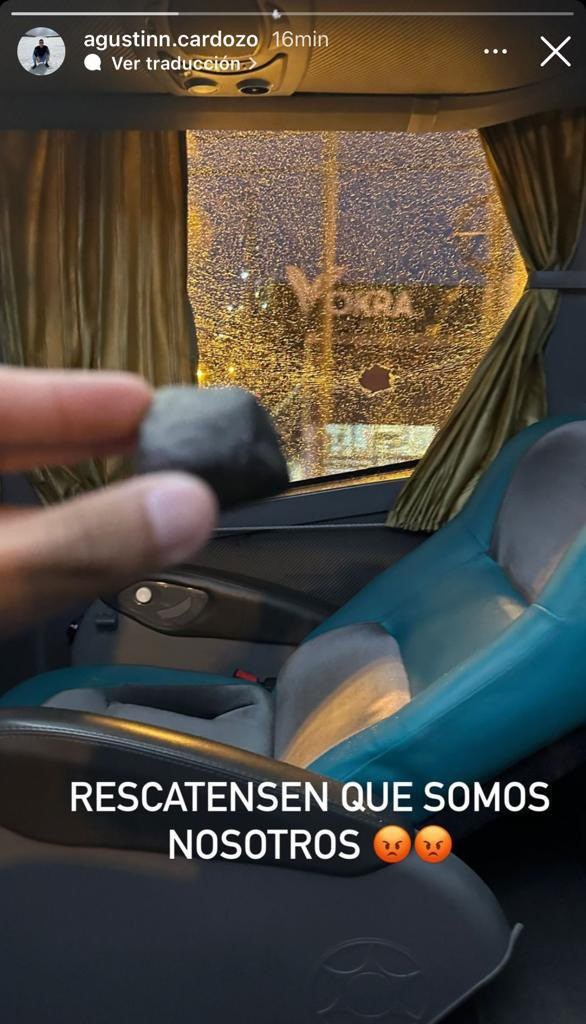 DiarioOle's tweet photo. 🚨 Hinchas de Tigre confundieron el micro y le tiraron piedras a sus propios jugadores cuando estaba llegando al estadio José Dellagiovanna

https://t.co/WLpMB8Ahwz https://t.co/biDgtHmiS0
