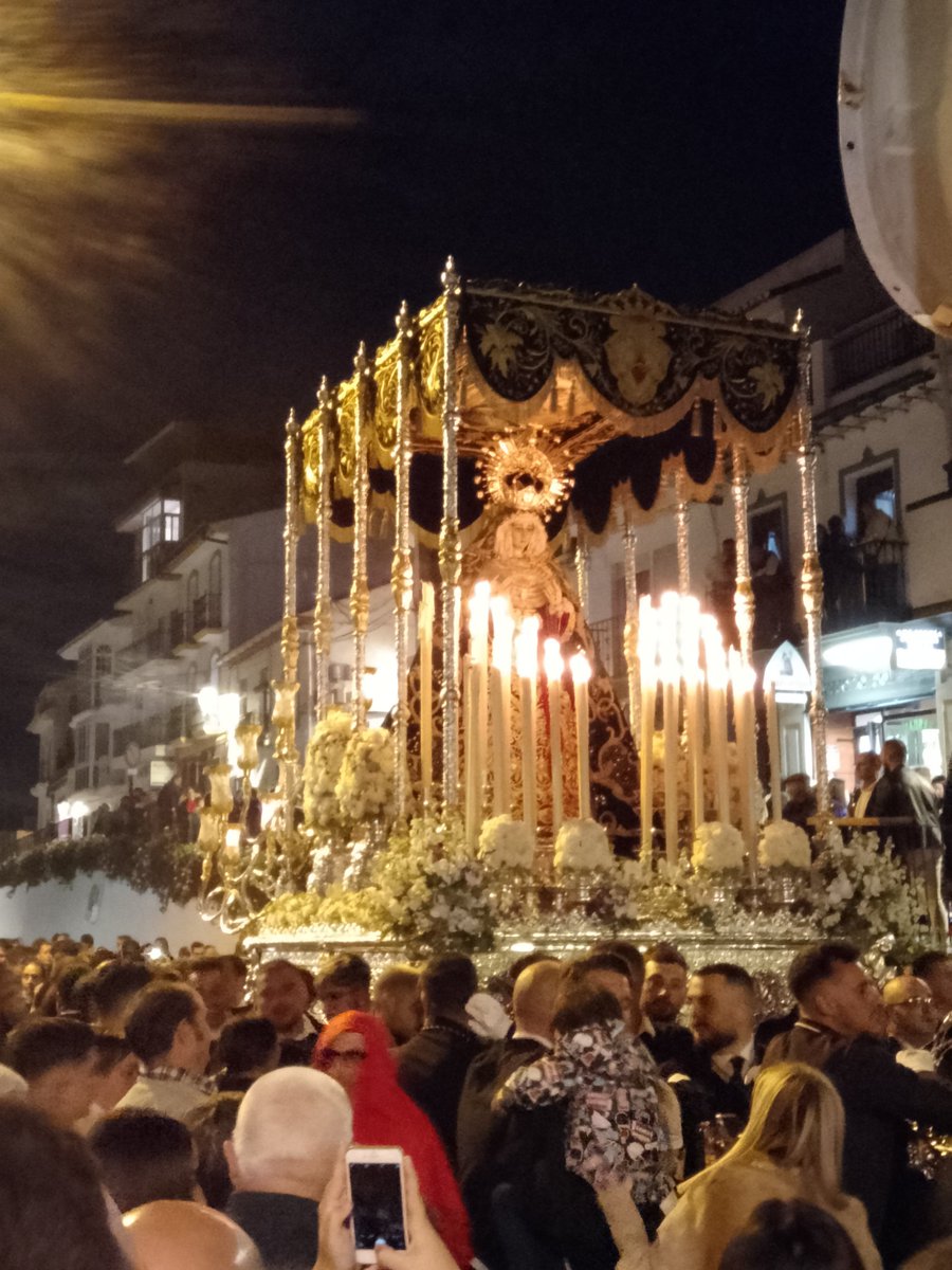 Suena 'Procesión de Semana Santa en Sevilla'... interpretada por la BM La Lira (Pizarra)... para la Virgen de Álora... 🖤 una maravilla.

#LaMadrugá #CofradiasMLG #LaPasiónNoAcaba