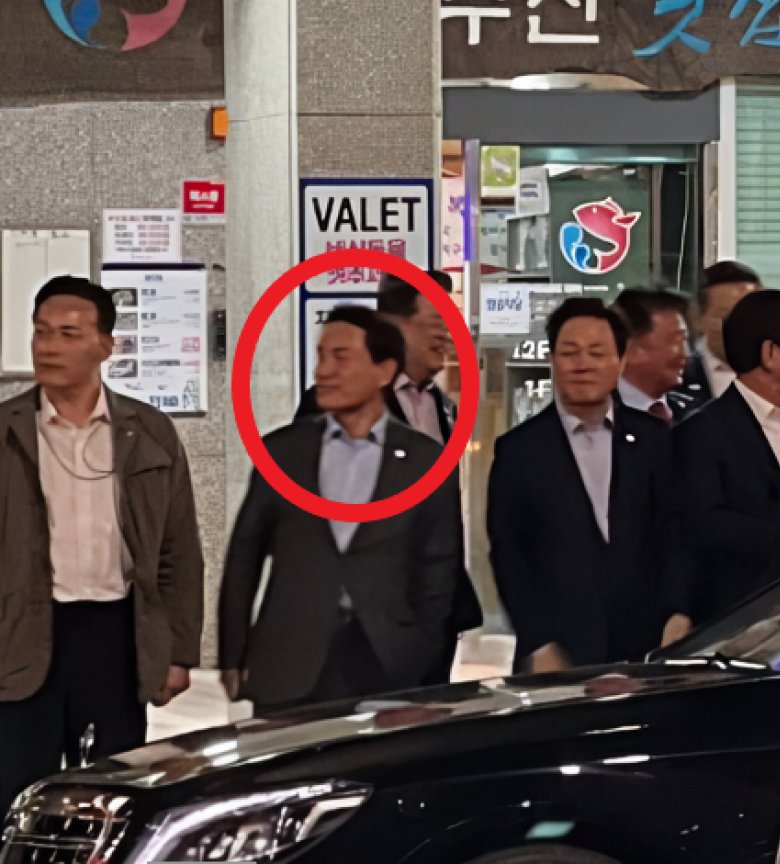 살다살다 재임기간에 횟집에서 술먹고 도열하는 새끼는 첨본다