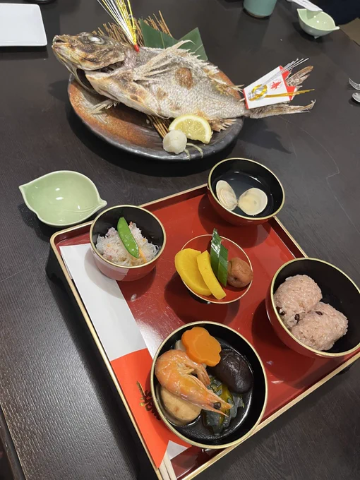 息子のお食い初め無事終わったお店でやったけど鯛もお料理も美味しいし楽だし最高だった。 