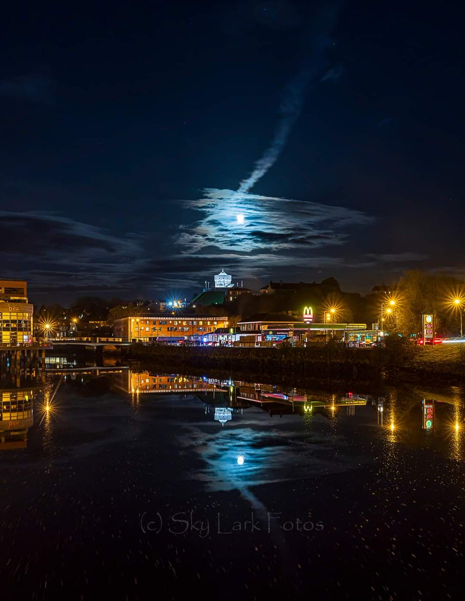 Full moon reflection on the river Boyne tonight in Drogheda. 

#skylarkfotos #drogheda #lovedrogheda #moonrise