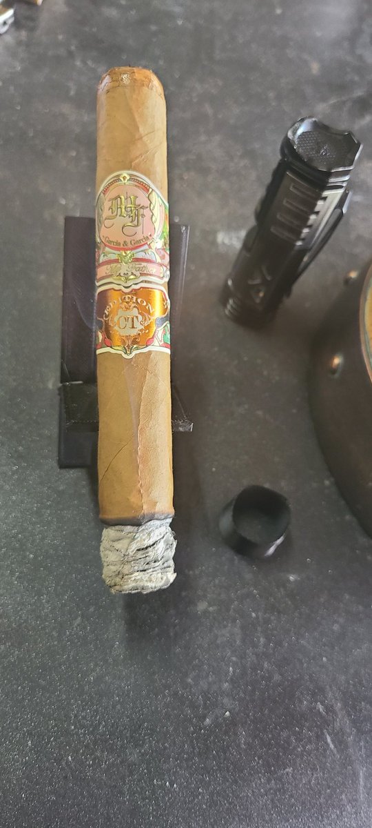 DBabeluck's tweet photo. Tried out this MF Connecticut. Interesting! Bright and creamy. In the middle, I swear I picked up a cinnamon toast note. So fun! Explore and Enjoy.
#BTOL #CIGARS #letitburn https://t.co/EO2IGvAzNL