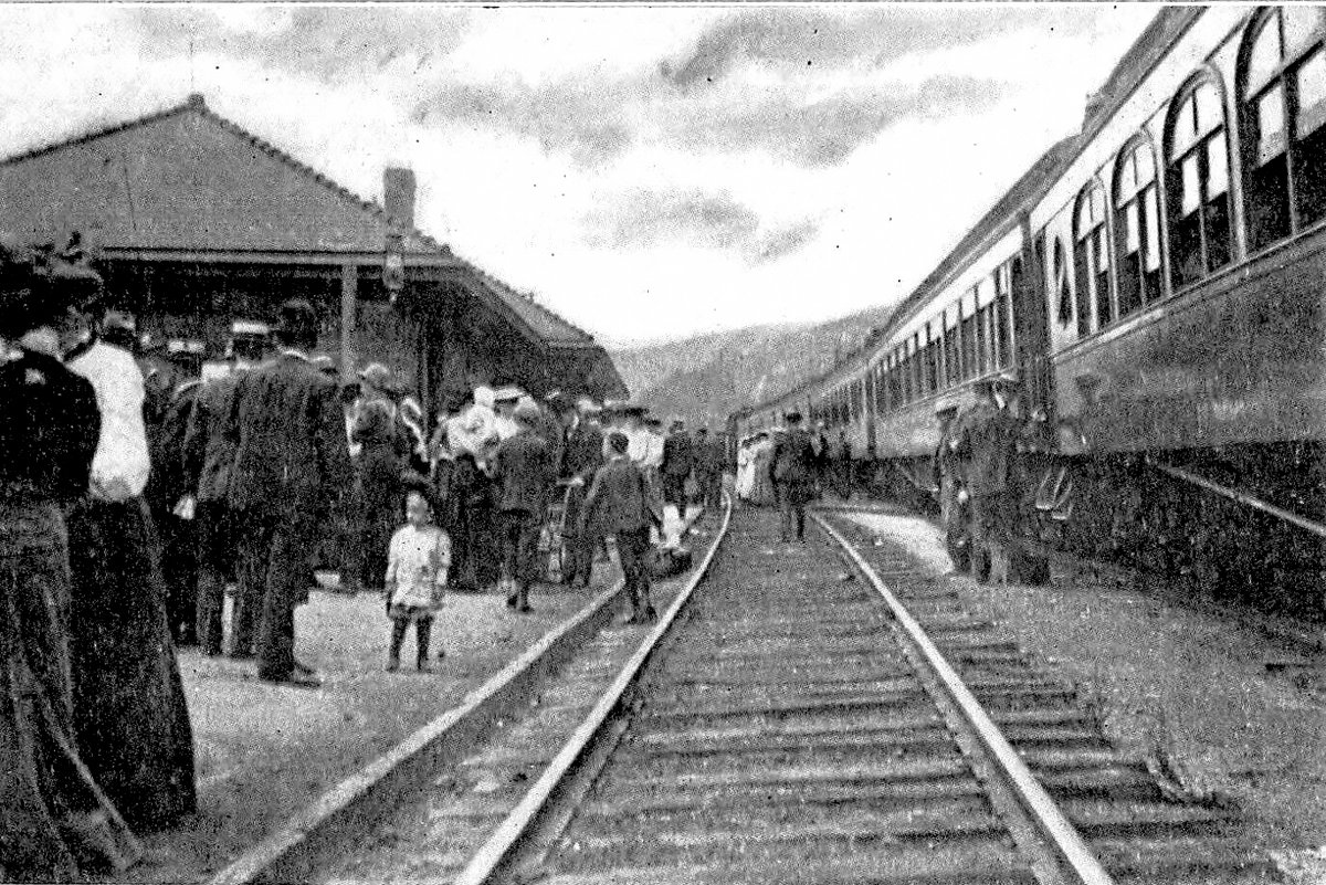 hvsojourner's tweet photo. A #Train &amp; Passengers At The Erie Depot #Railroad Station in #Callicoon NY, #SullivanCounty c1905

As often happens, a railroad station can put a small community on the map. This was the case in Callicoon NY.
https://t.co/EtWDHsB4Cq https://t.co/uHzRGBRlNN