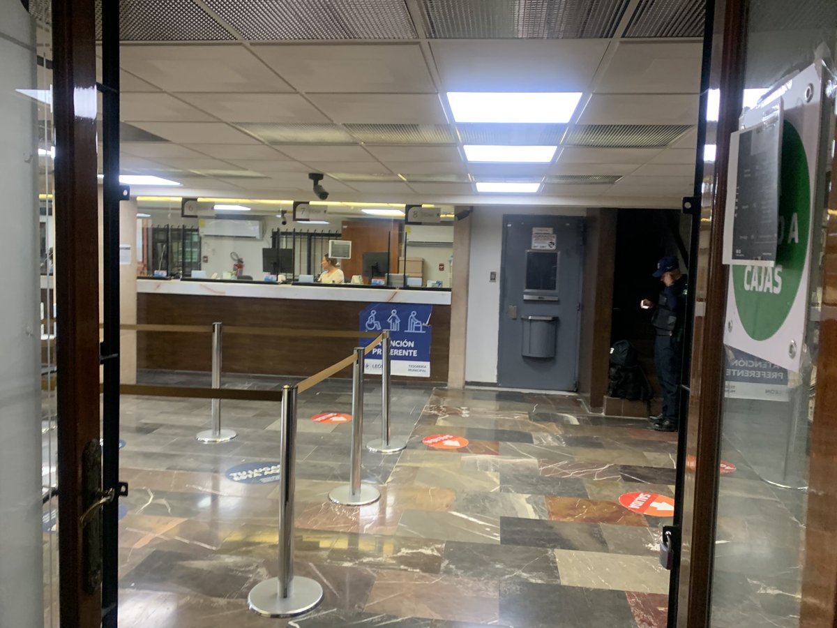 jorgelona1's tweet photo. Hoy Lobo me acompaño a la oficina en @municipio_leon y verificamos  que las áreas de atención al público como tesorería y constancias están abiertas como lo solicito @AleGutierrez_mx pues es necesario atender a los leoneses cuando tienen tiempo para hacer sus trámites. https://t.co/wivZEhOn9v