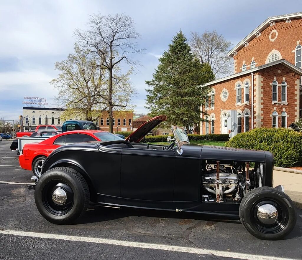 The cars have returned to downtown Martinsville on Thursday evenings. Stop by any Thursday for Cruise-in on the Square and dinner from a downtown eatery! 
#thisismorganco #visitindiana #cruisein #downtownmartinsville #classiccars #smalltownlife instagr.am/p/CqtlTJsOlBr/
