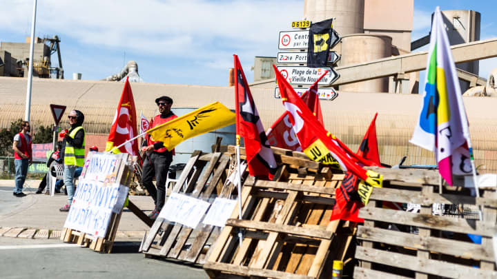 JonathanMelrod's tweet photo. Opposition to Jacking up Pension Age to 64 Spreads to Small Town France!
Learn More: https://t.co/bdbvy2L9ZQ
#JonMelrod #FightingTimes #workersrights #union #laboractivist #unionactivist #frenchnews #macron #laborunionizing #howtounionize https://t.co/hTIZ30YKv6