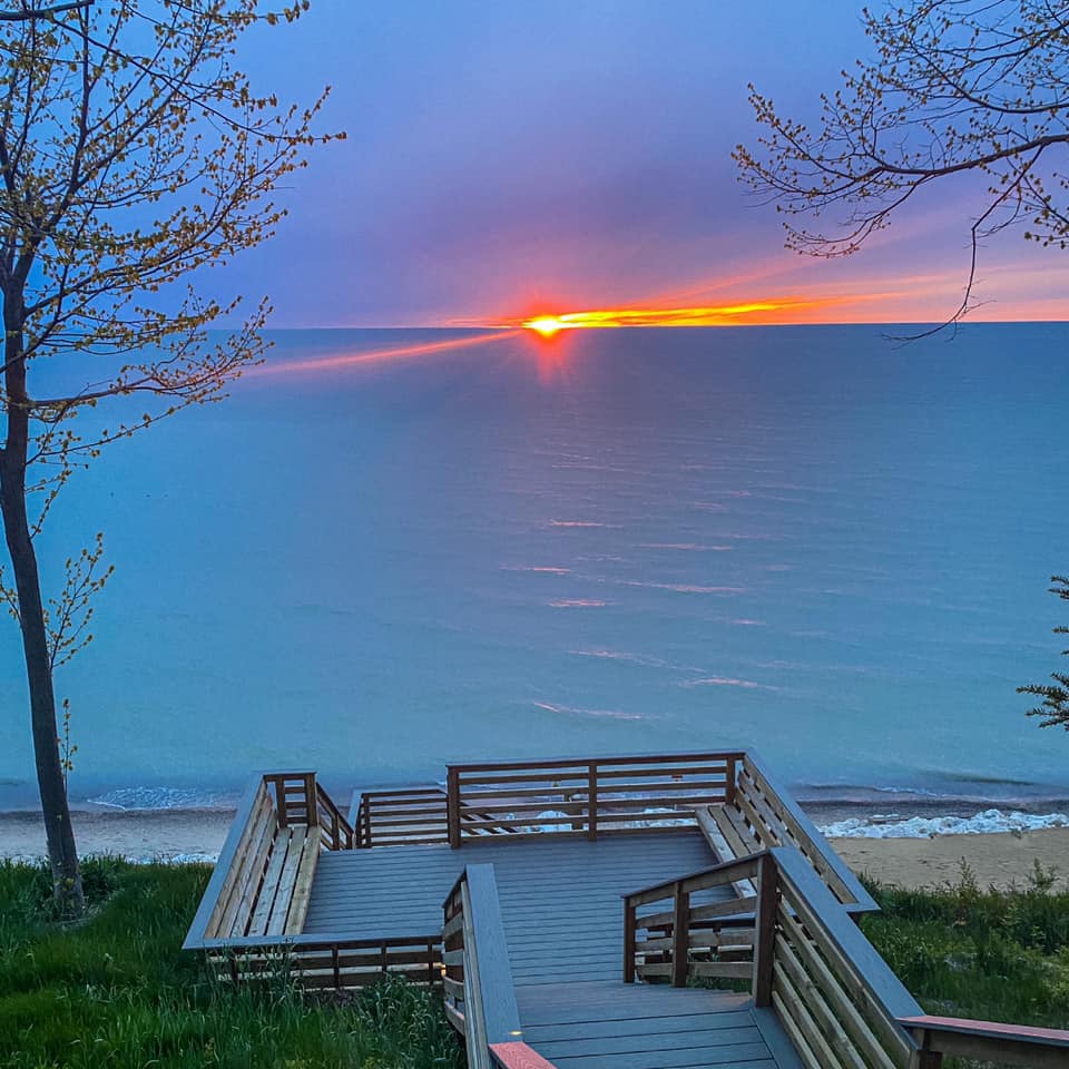 WestMichTourist's tweet image. #TravelThursday 
Check out @SleepyHollowR1 to experience @SouthHavenCVB oldest luxury resort property! This on-the-beach resort is the perfect springtime getaway with low-season discounts and great amenities!
#exploremichigan #westmichigan #grandhaven #sunsets