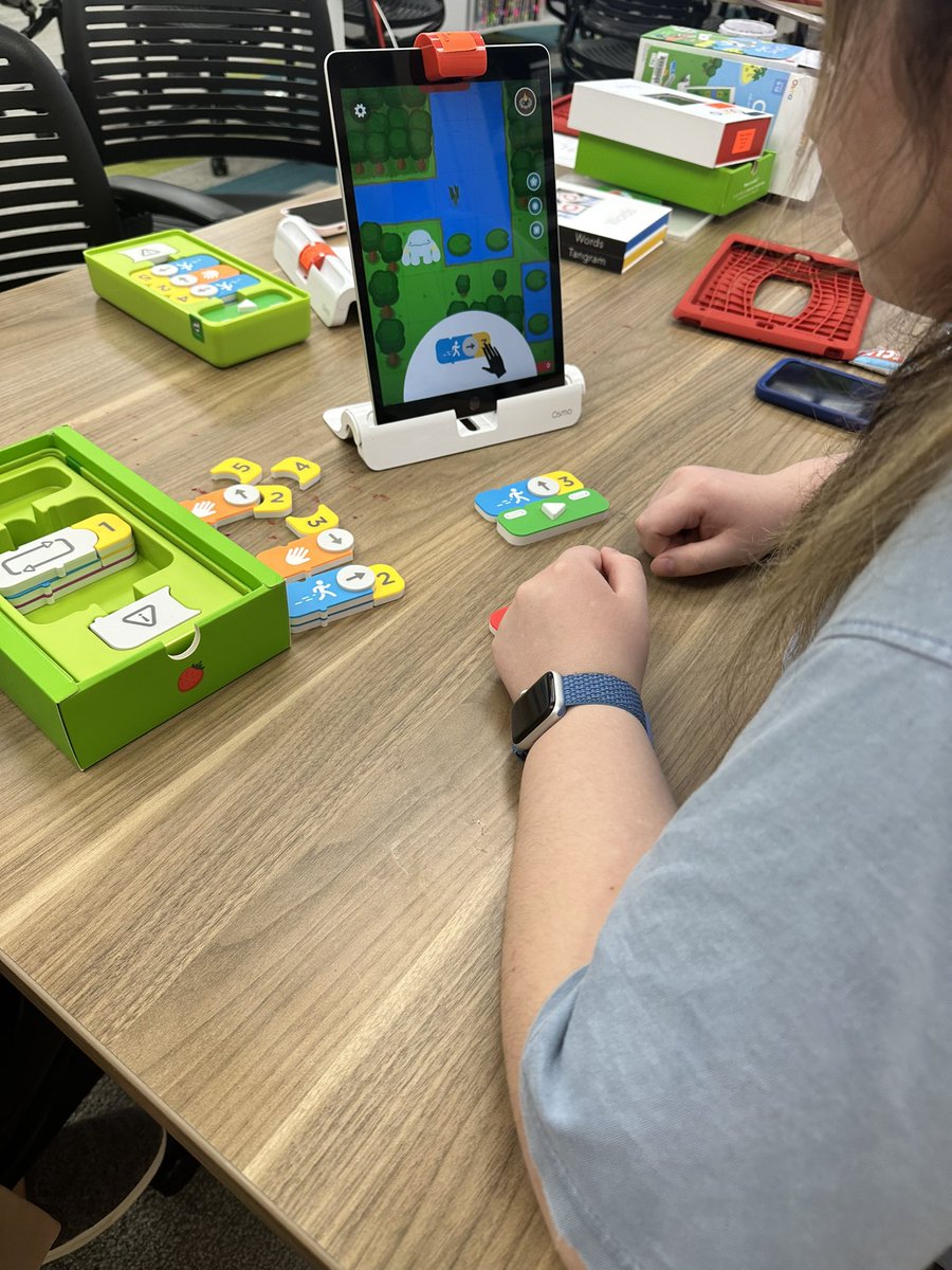 BrianaJ_Trager's tweet image. Tonight was our last session for Pack Success and our PSTs got hands on with Computer Science! #ElementarySTEM #ComputerScienceForAll