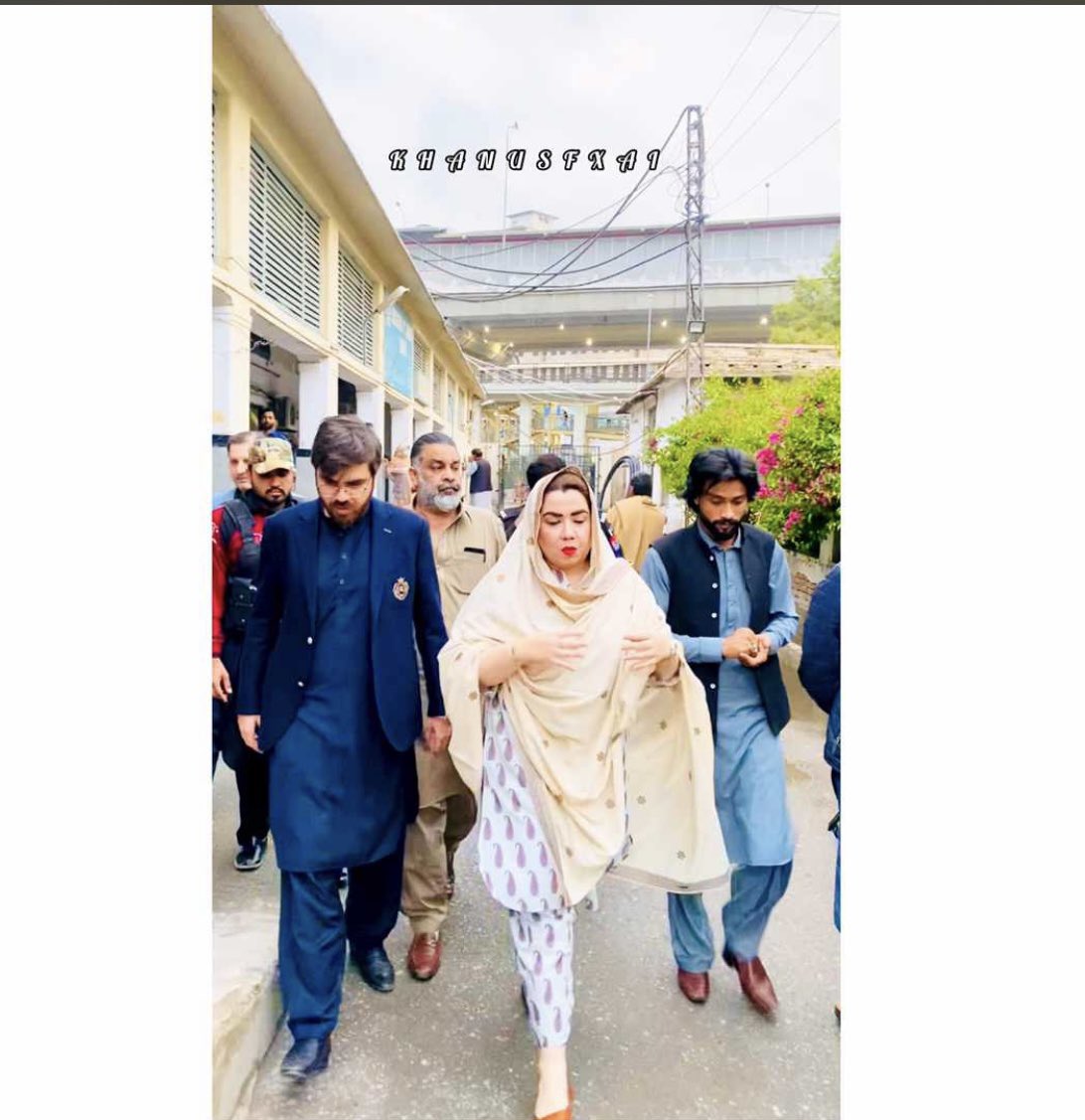 Darmaan4u's tweet photo. یڈی ریڈنگ ہسپتال پشاور میں افطار ڈسٹربیوشن کے لئے چیرمین درمان جناب سعود شاہ روغانی، قابل احترام ثمر ہارون بلور صاحبہ (عوامی نیشنل پارٹی ANP کی صوبائی سپوکس پرسن اور سابقہ ایم پی اے KPK ) کے ساتھ. https://t.co/caabm9ZhfM