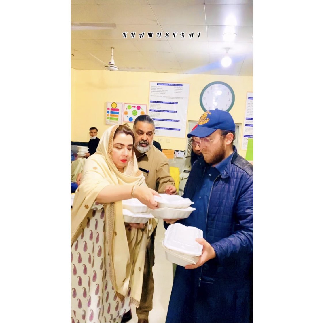 Darmaan4u's tweet photo. یڈی ریڈنگ ہسپتال پشاور میں افطار ڈسٹربیوشن کے لئے چیرمین درمان جناب سعود شاہ روغانی، قابل احترام ثمر ہارون بلور صاحبہ (عوامی نیشنل پارٹی ANP کی صوبائی سپوکس پرسن اور سابقہ ایم پی اے KPK ) کے ساتھ. https://t.co/caabm9ZhfM
