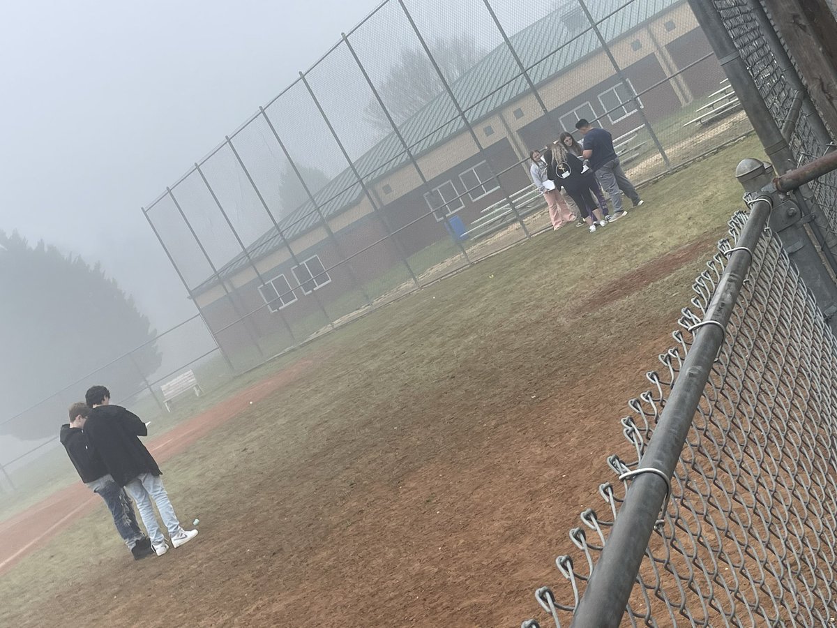 Mrs. Watts Math 1 students had an “egg-cellent” time finding eggs with math problems inside! 🐰🐣

#IAGDTBAM