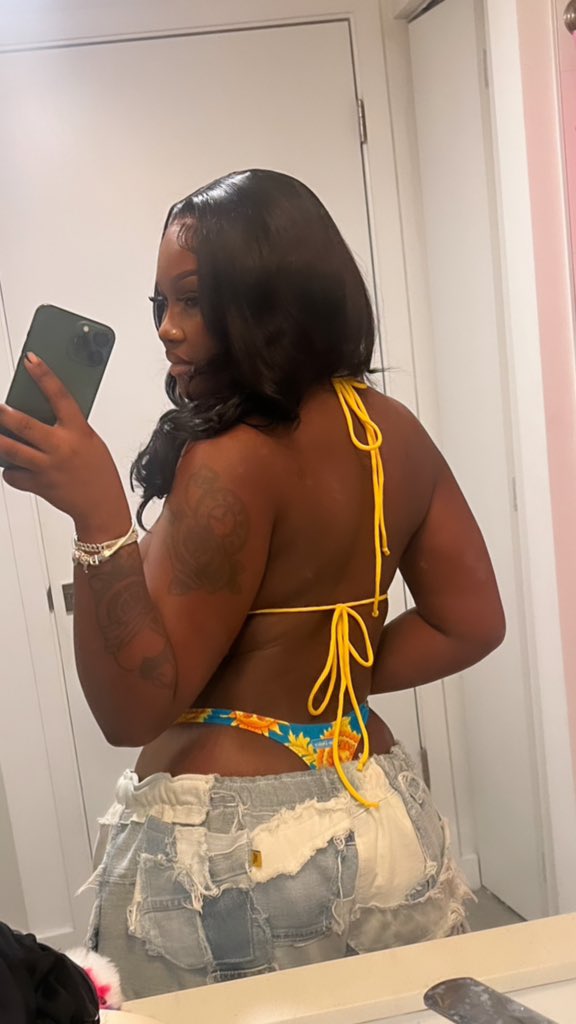 GlitterGirlGlos's tweet photo. I Been Flexing On These Hoes Where Df My 6 Pack 🏋🏾‍♀️ https://t.co/ydFRarWNzP