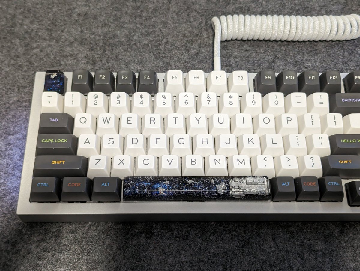iblistrigg3r's tweet photo. Finally got the space bar on and working properly now with the help of a heavier spring. Love how it looks 😍

#customkeyboard #gmmkpro #keebs #hirosart #gateron #inkblacks #saoblivion https://t.co/ZtQo7iYxWK