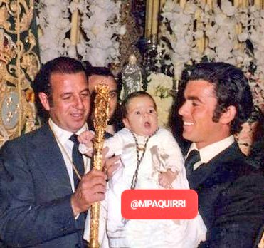 #ConPaquirriEnPresente

PACO LLEVANDO A SU HIJO @Paquirri74 POR PRIMERA VEZ ANTE LA ESPERANZA DE TRIANA.

CON ELLOS EL MAESTRO ORDOÑEZ

SUCEDIA EN 1974.....

#ViernesSanto
#SSantaSevilla2023
#TDSCofrade
#EsperanzaDeTriana